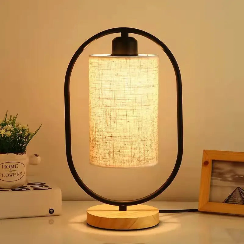 Luminária de Mesa de Madeira com Cúpula de Tecido