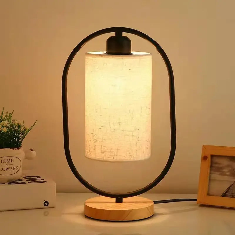 Luminária de Mesa de Madeira com Cúpula de Tecido